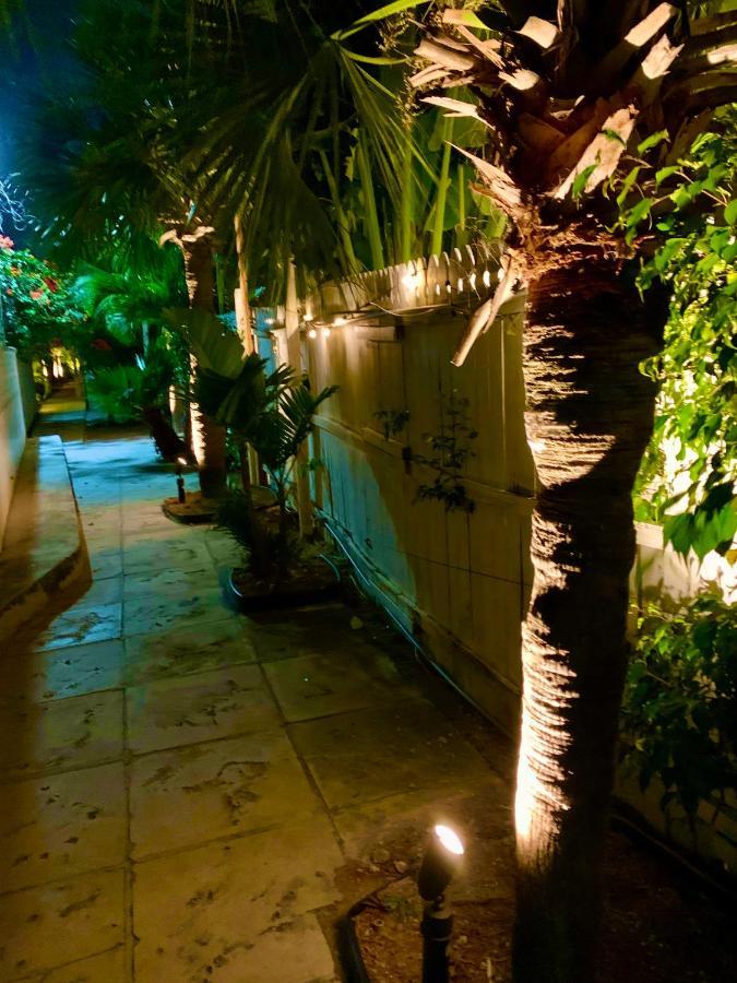 Colony Club Inn & Suites Nassau Exterior photo