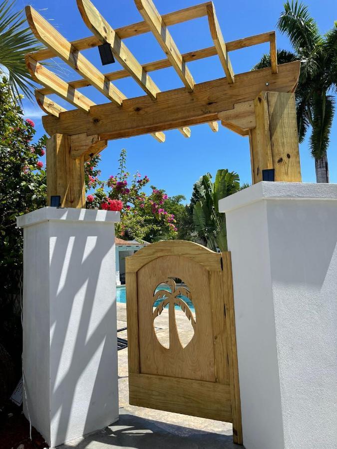 Colony Club Inn & Suites Nassau Exterior photo