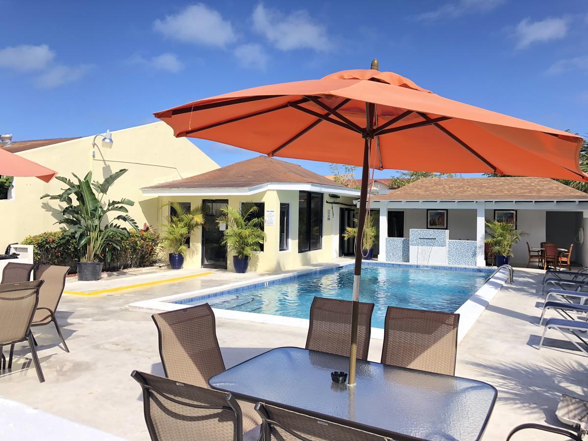 Colony Club Inn & Suites Nassau Exterior photo