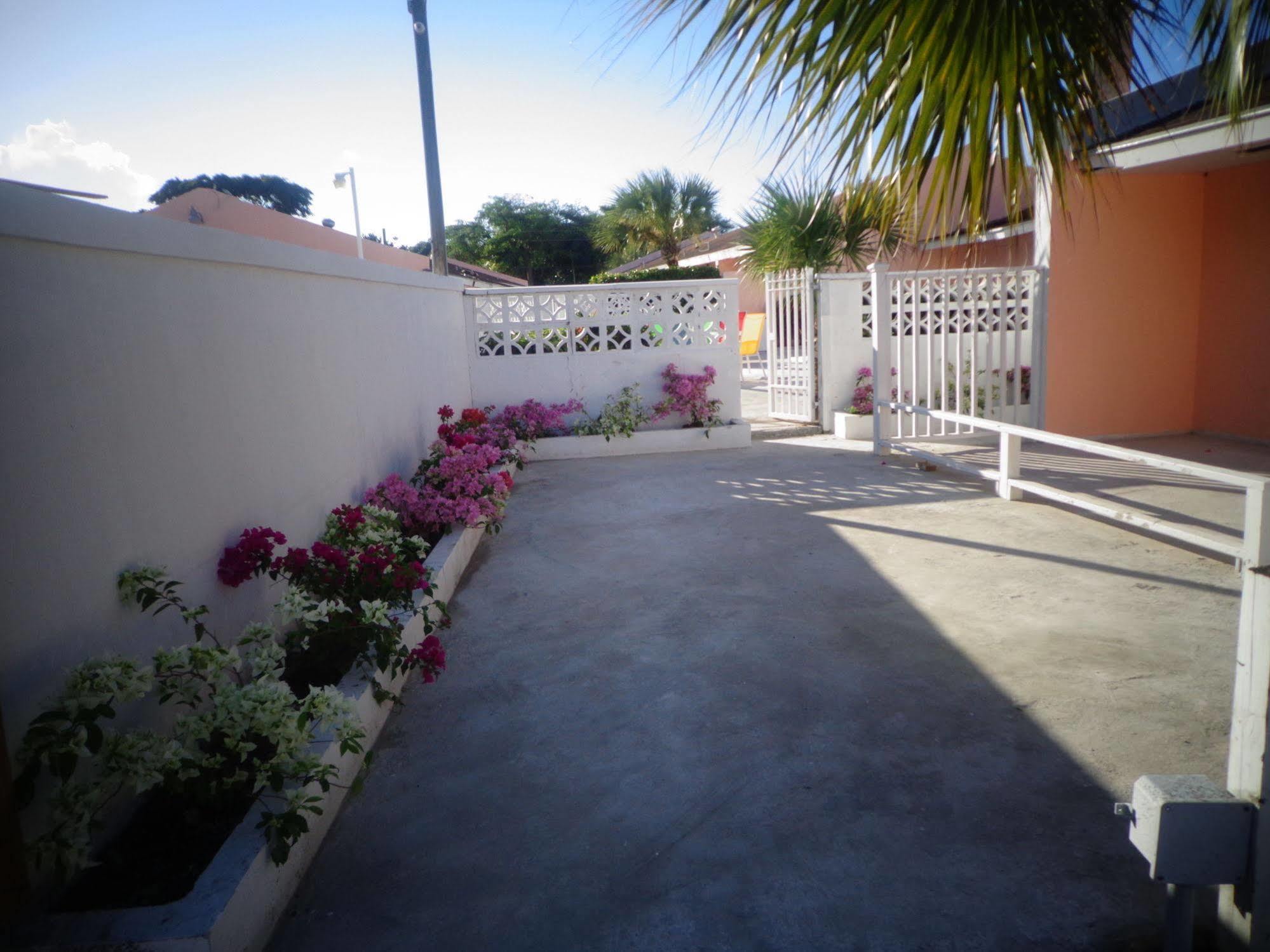 Colony Club Inn & Suites Nassau Exterior photo