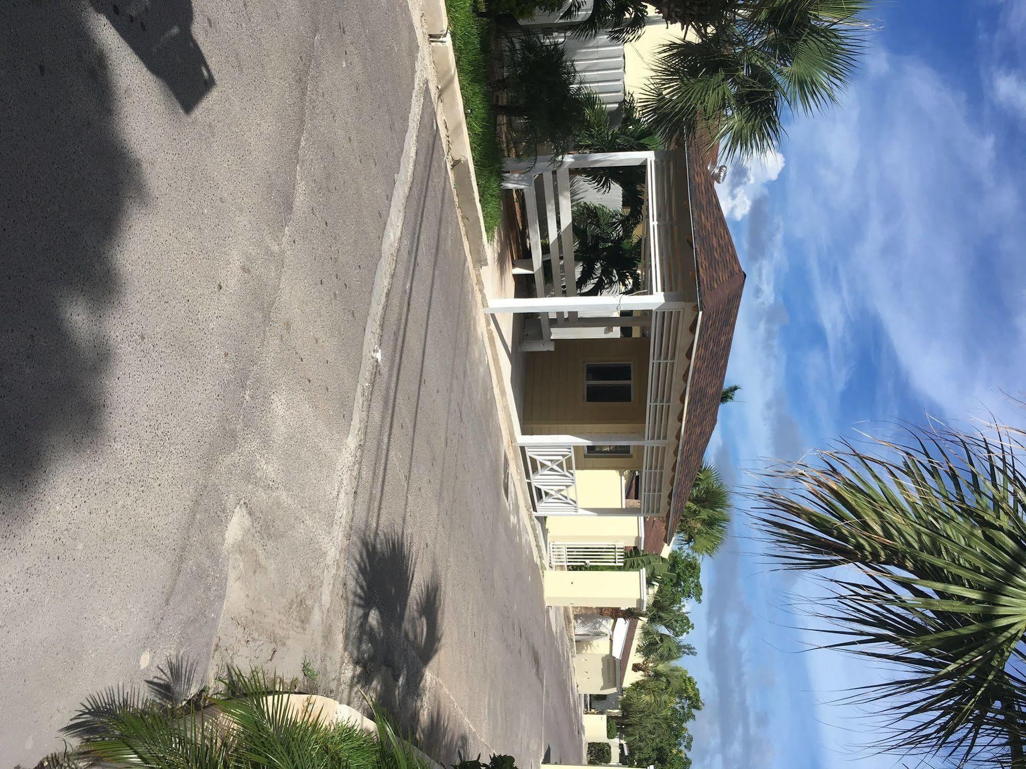 Colony Club Inn & Suites Nassau Exterior photo