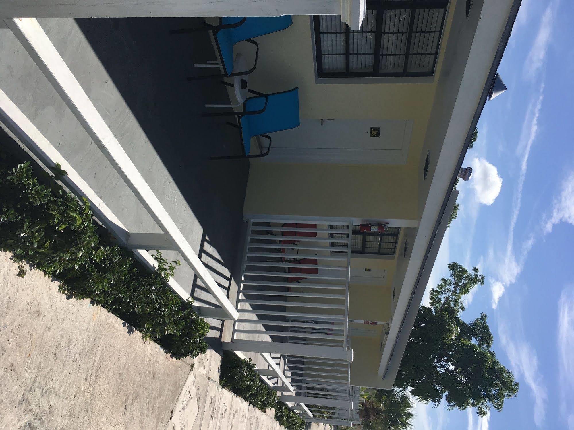 Colony Club Inn & Suites Nassau Exterior photo