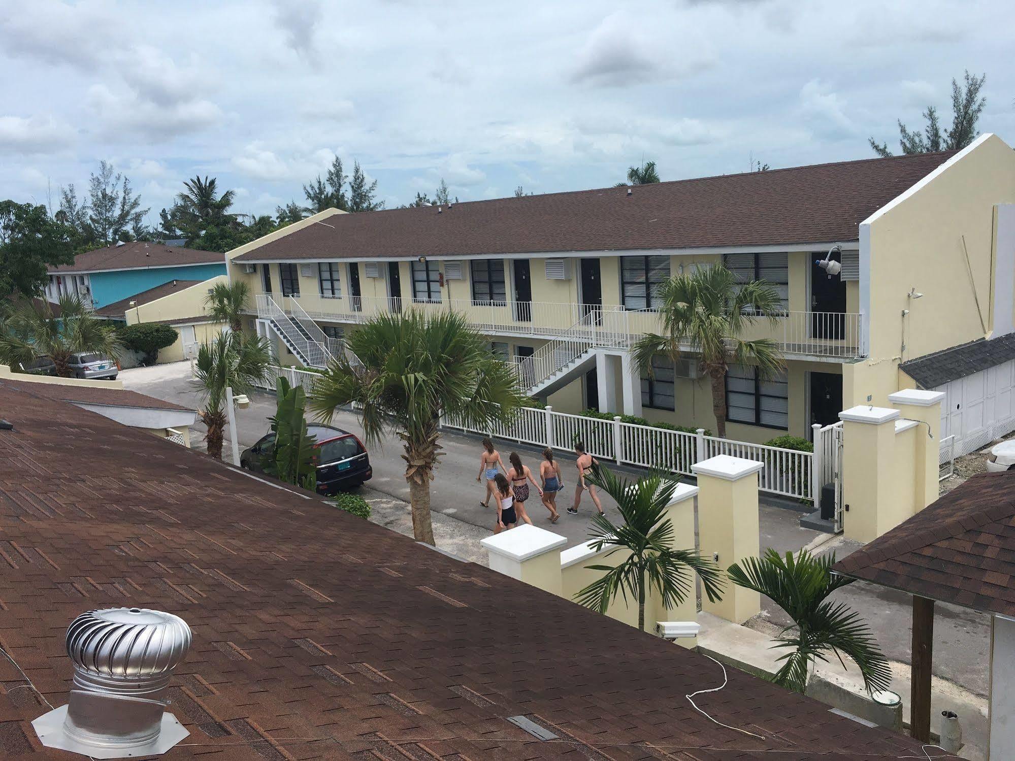 Colony Club Inn & Suites Nassau Exterior photo