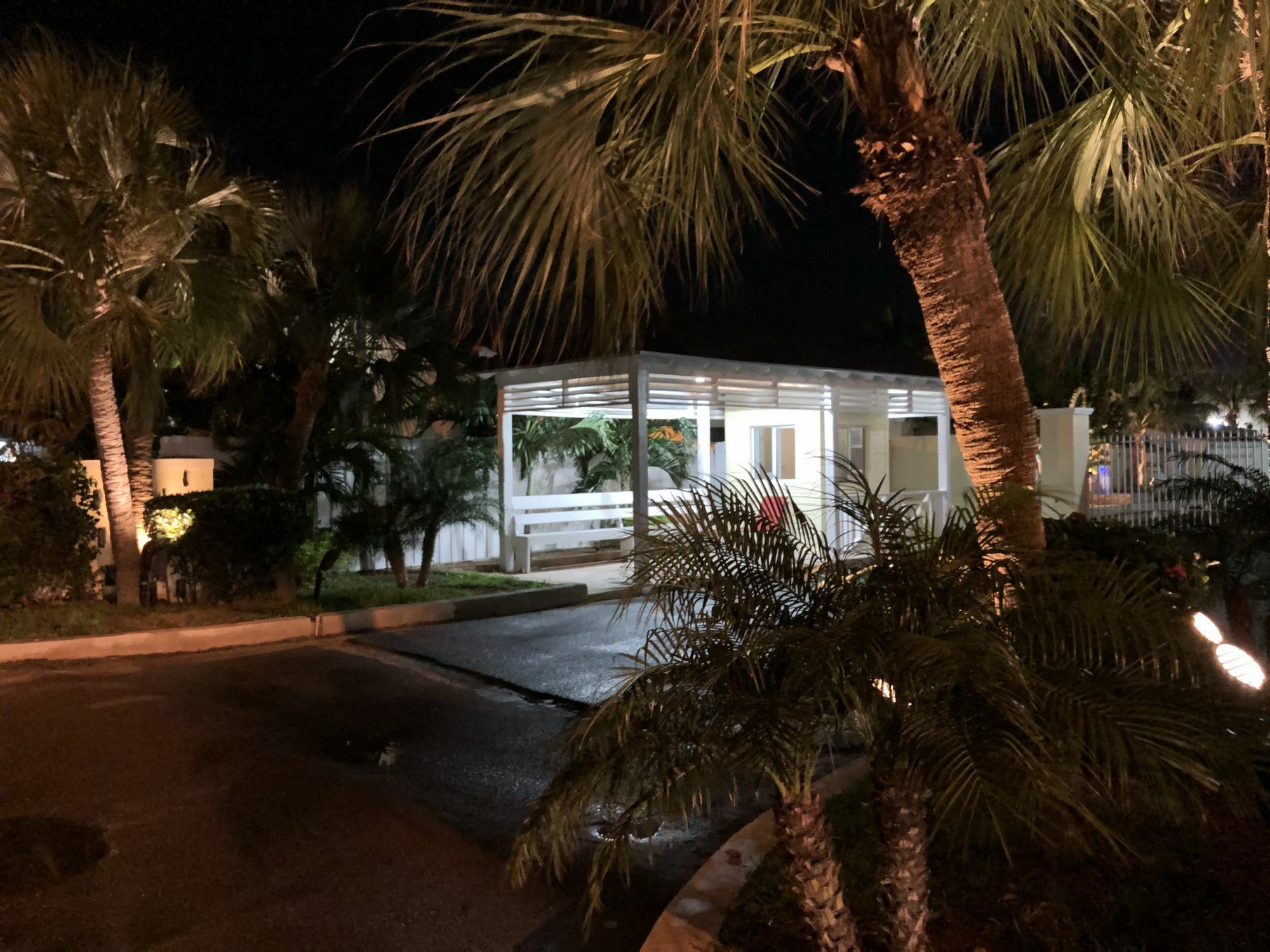 Colony Club Inn & Suites Nassau Exterior photo